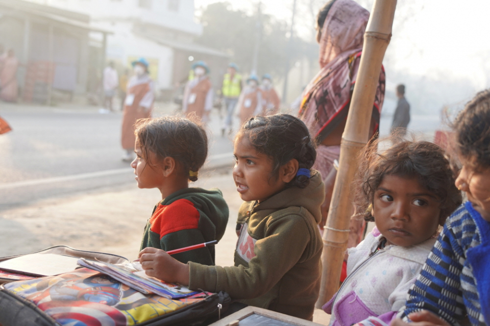 공부하다 순례단을 신기한 듯 바라보는 아이들.