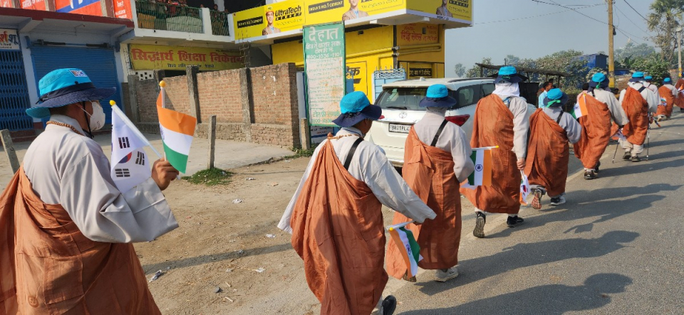 태극기를 들고 행선하는 스님들