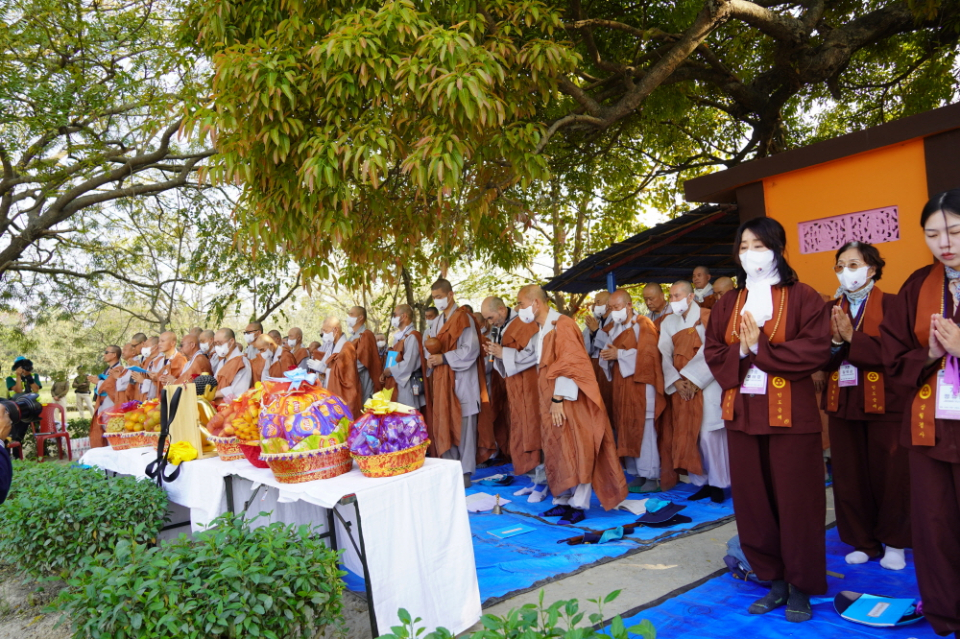 이날 천도재는 순례단 우바이조 7조 조장 상월심 이태경 보살(오른쪽 두번째)이 설판재자(設辦齋者)로 나섰다. 상월심 보살은 모친 성불화 서춘희 여사 1주기를 맞아 순례단 대중 모두 건강하고 여법하게 회향하기를 바라는 뜻에서 설판했다.