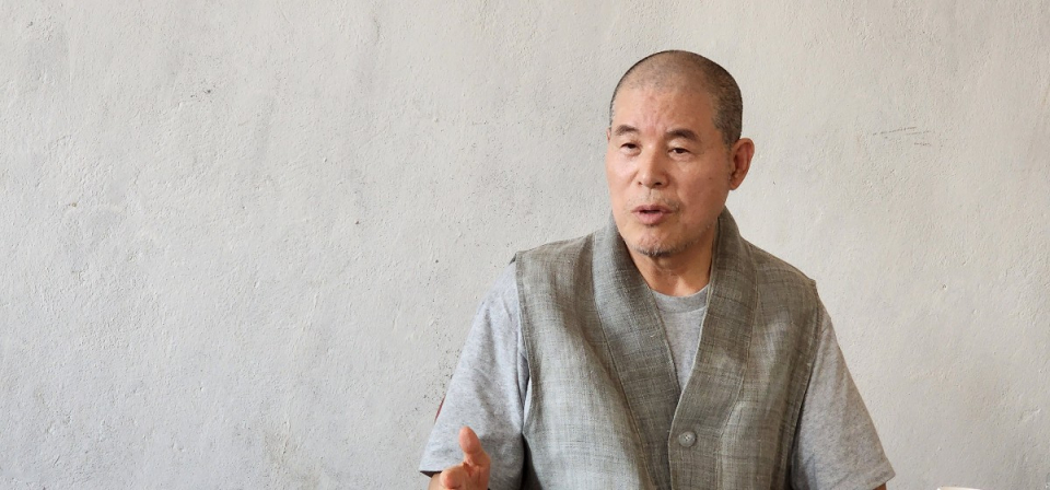 상월결사 인도순례 22일 차인 3월2일 첫 기자간담회를 갖고 이야기 하는 회주 자승스님 모습.