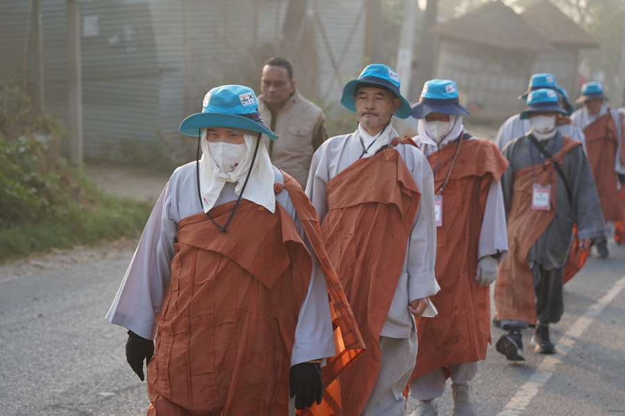 행선하는 순례단.