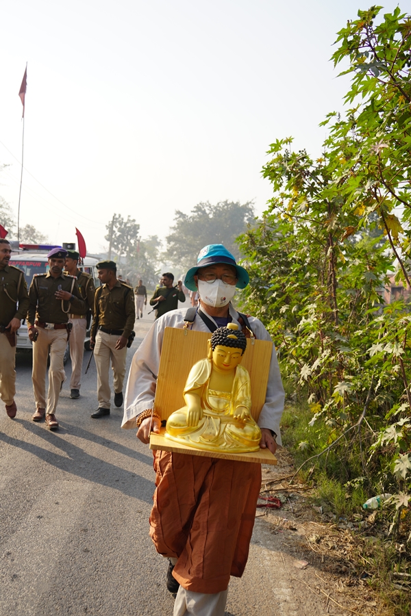 불상 이운하는 선광스님 모습.
