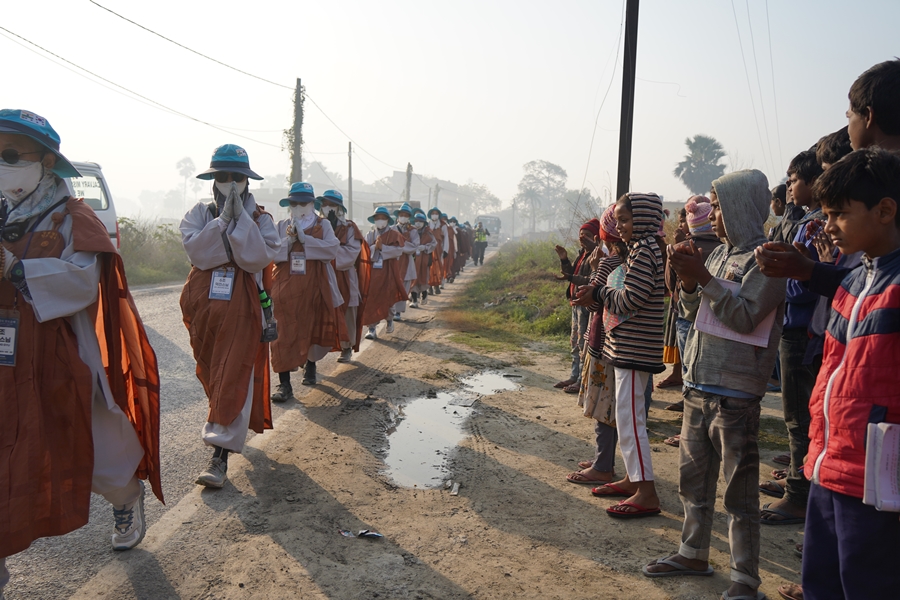 박수 치고 합장하는 순례단과 현지인들.