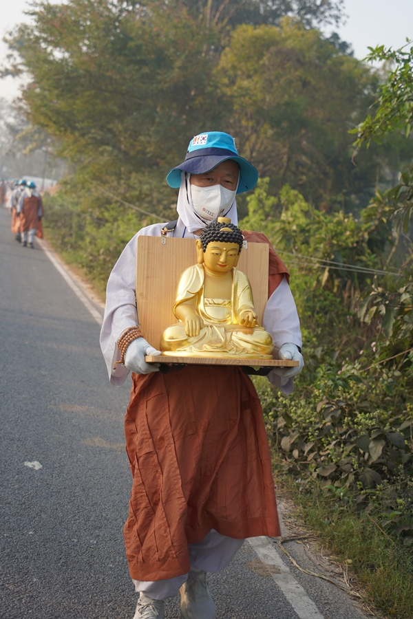 불상 이운하는 종호스님.