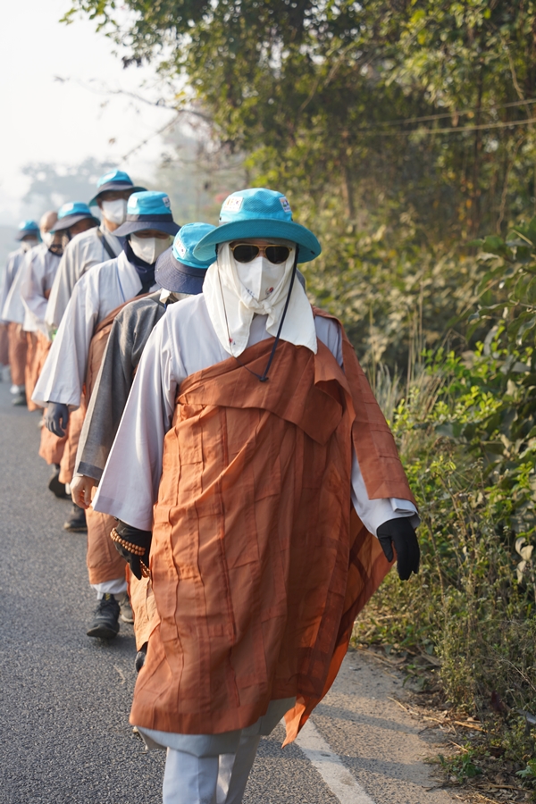 행선하는 회주 스님.