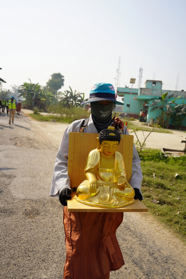 불상을 이운하는 심우스님.