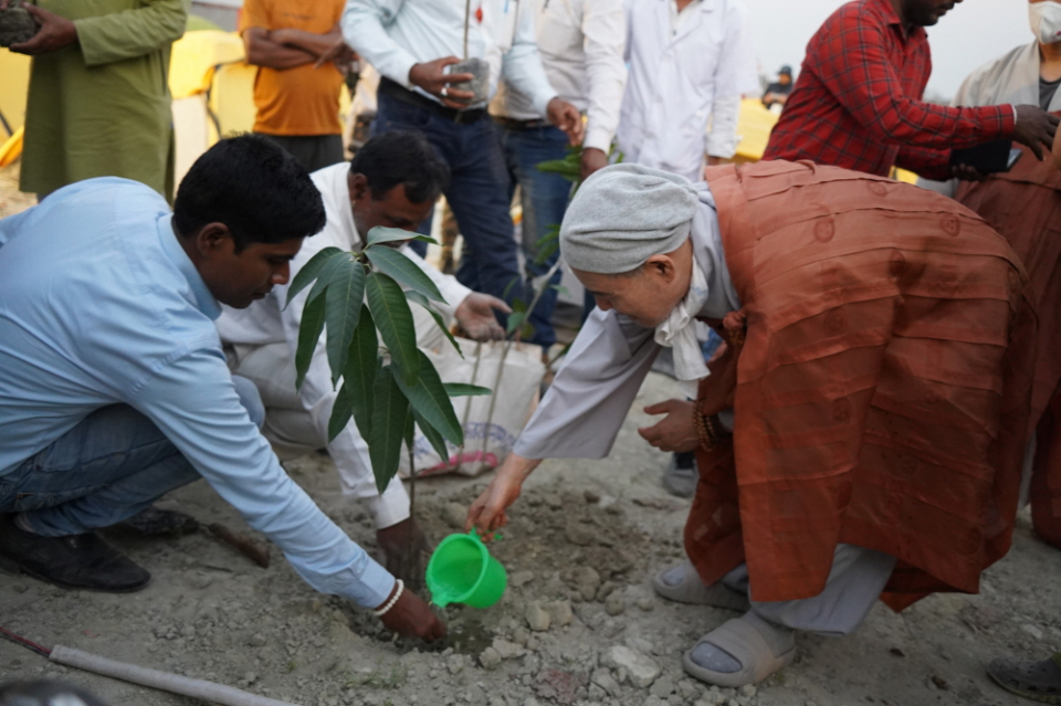 3월2일 다르파리 숙영지 학교 교정에 망고 나무를 식수하는 상월결사 회주 자승스님.