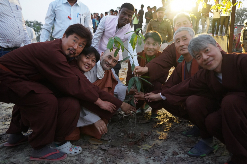 8조 순례단과 호산스님이 나무를 심고 기념촬영을 한 모습.