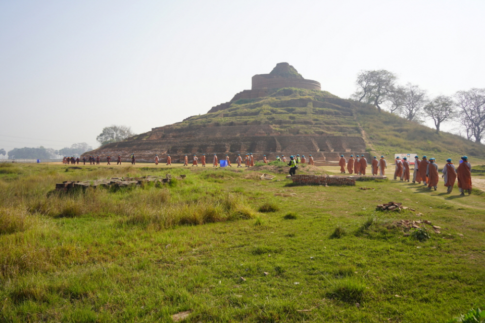 케샤리야 대탑을 찾은 순례단