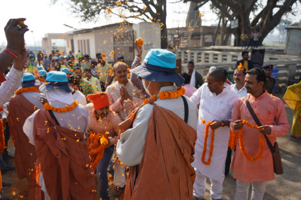 바이샬리 사람들처럼 순례단을 따라와 환송하는 다르파리 지역 주민들