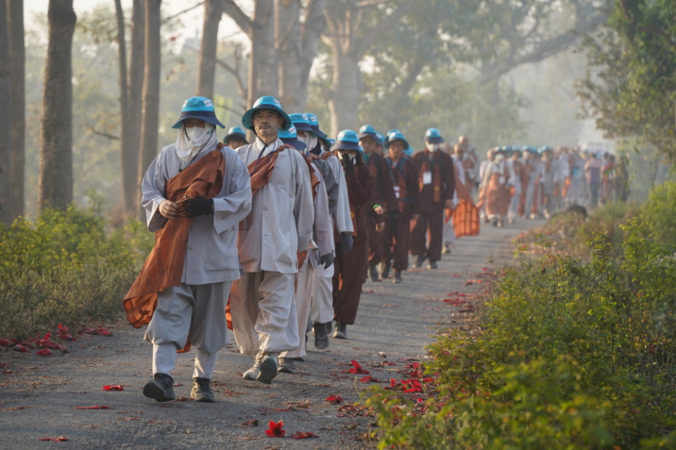 행선하는 순례단.