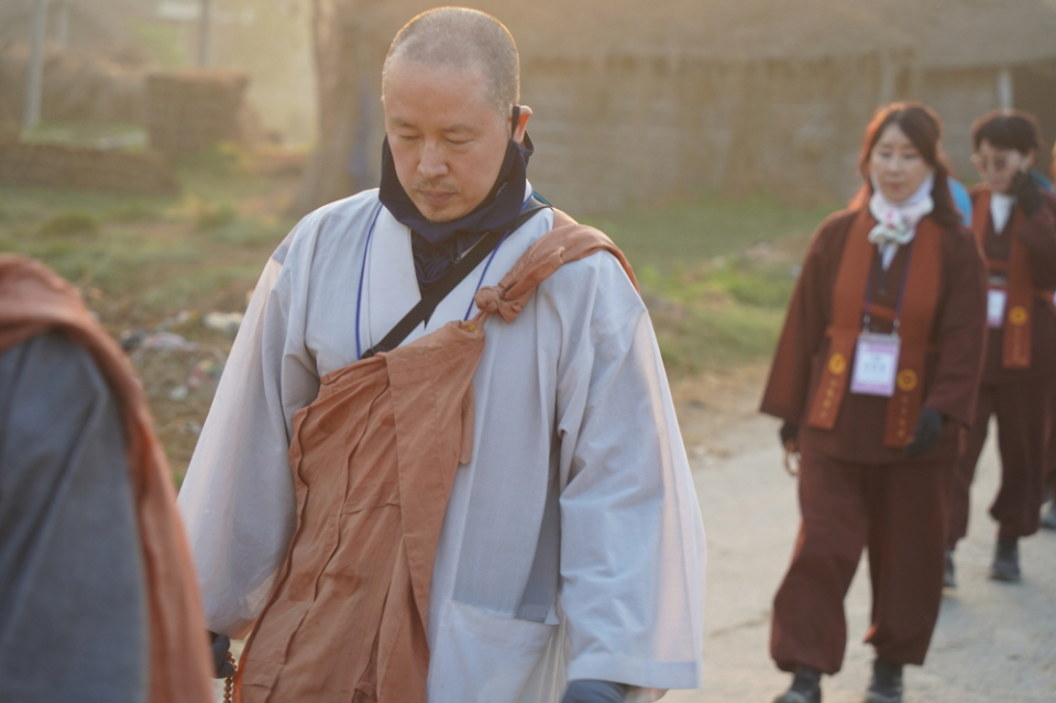 순례 중인 스님.