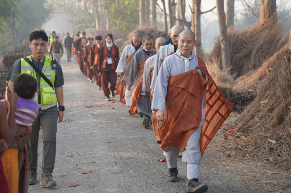 아이를 보고 미소짓는 회주 스님.