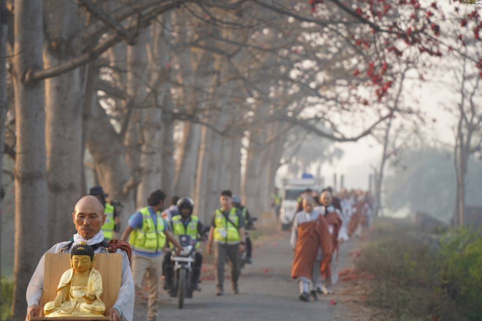 부처님을 모시고 걷는 본오스님.