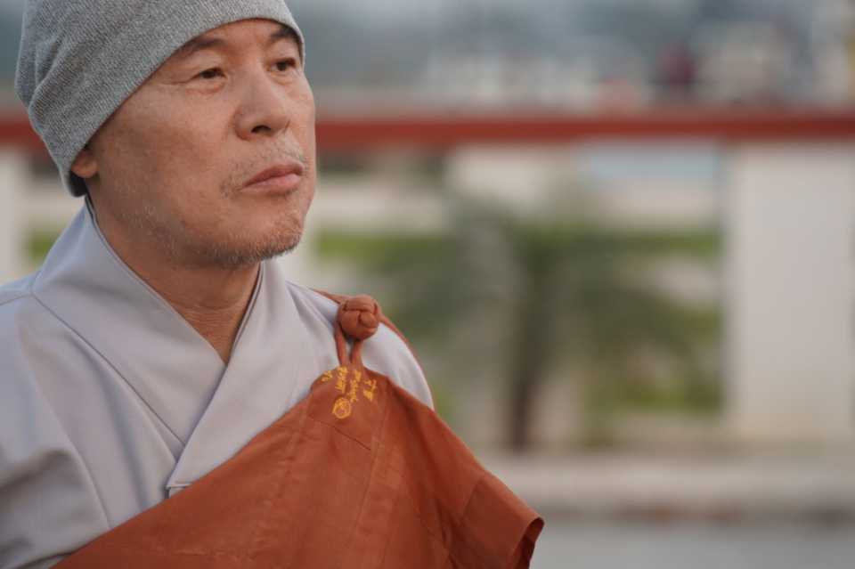 케샤리야 대탑에서 상념에 젖은 회주 스님.