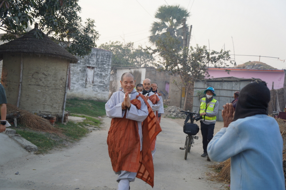 합장하고 웃으며 인사하는 회주 스님.