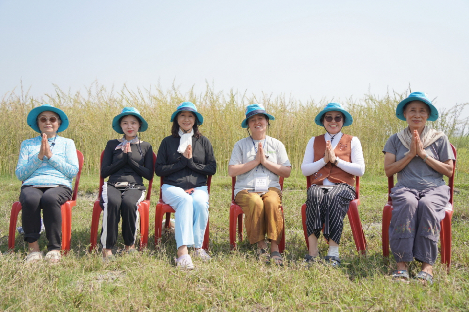 합장한 7조 순례단 모습.