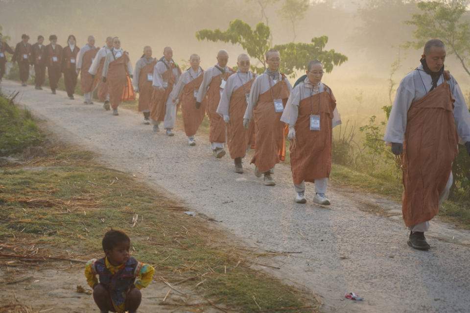 마을을 지나는 순례단