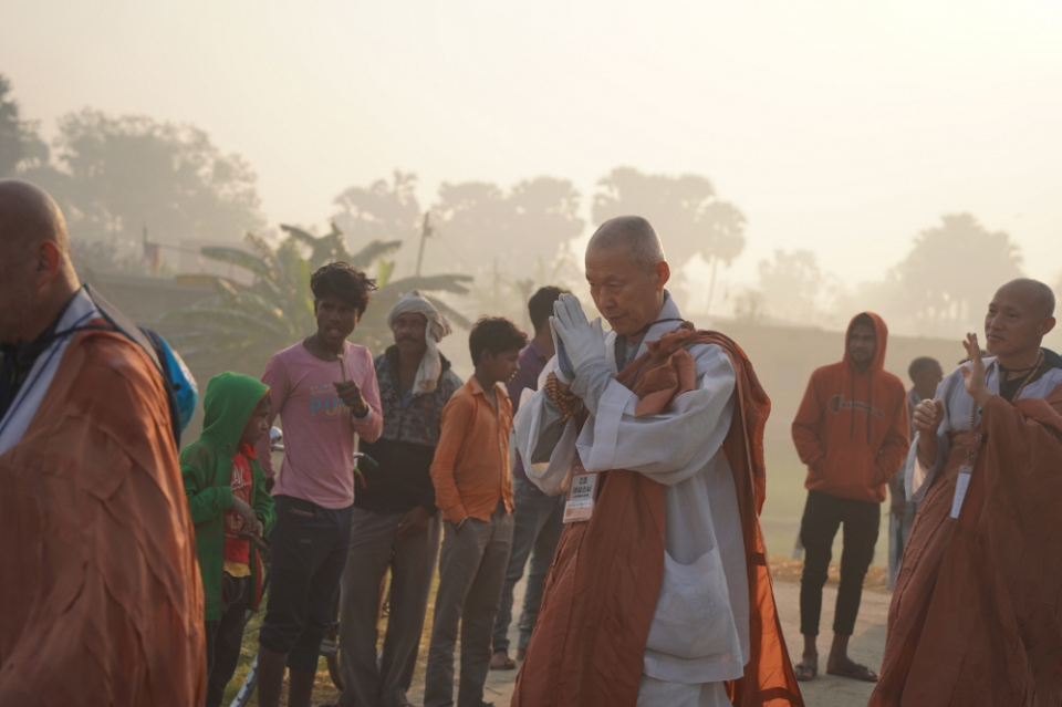 합장하는 스님