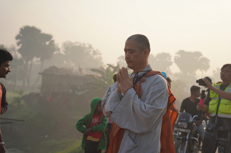 순례단 스님이 합장하고 있다.
