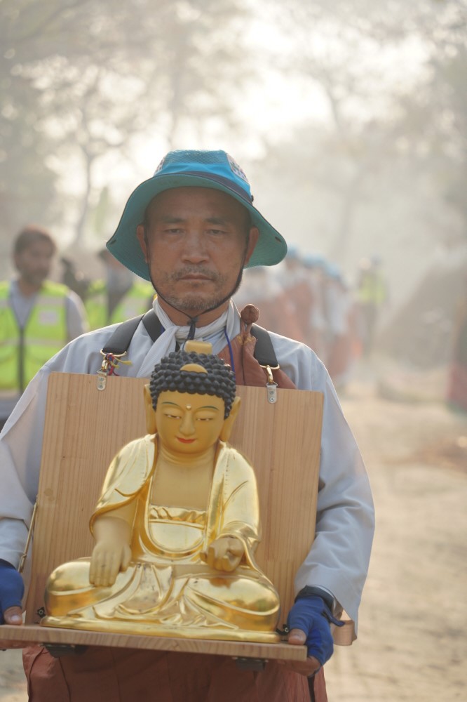 불상 이운하는 원명스님
