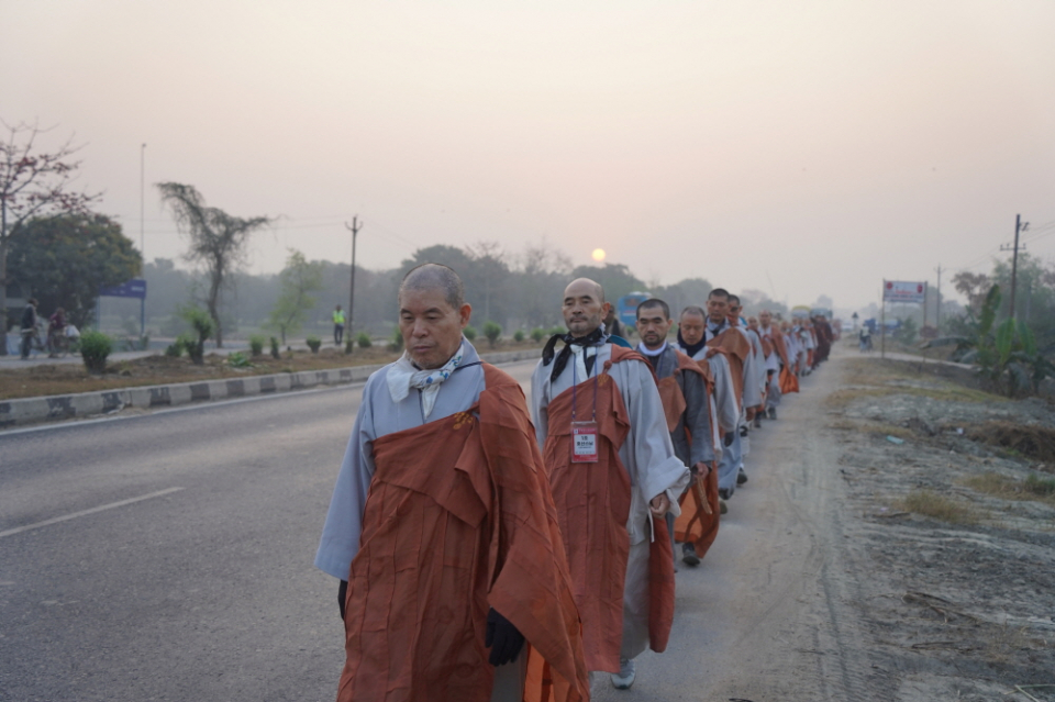 일출을 뒤로 하며 걷는 순례단