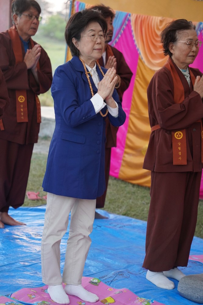 순례단에 텐트를 선물한 이은재 건설공제조합이사장이 3월4일 저녁예불에 참석해 합장하고 있다