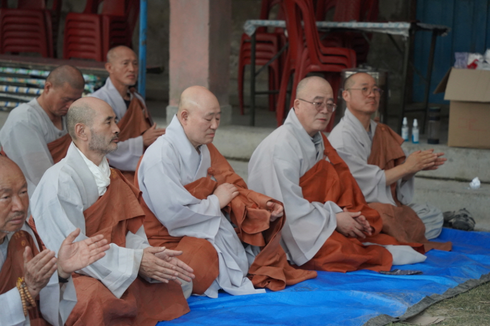 간식 선물로 순례단에 큰 힘을 준 봉은사 주지 원명스님과 법주사 부주지 각운스님(왼쪽 2, 3번째)이 저녁예불에 참석했다.