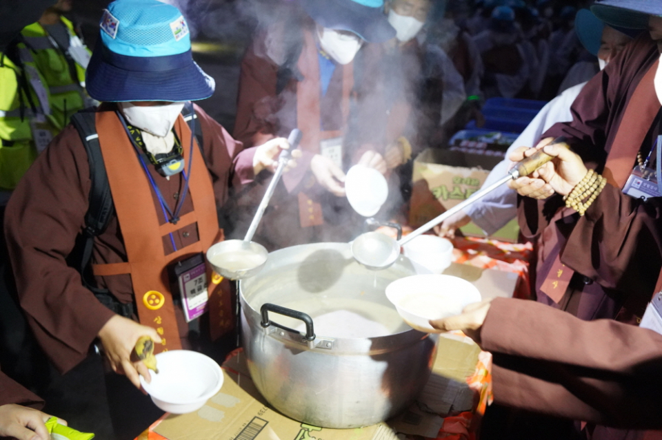 따뜻한 수프로 추위를 달랜 아침공양