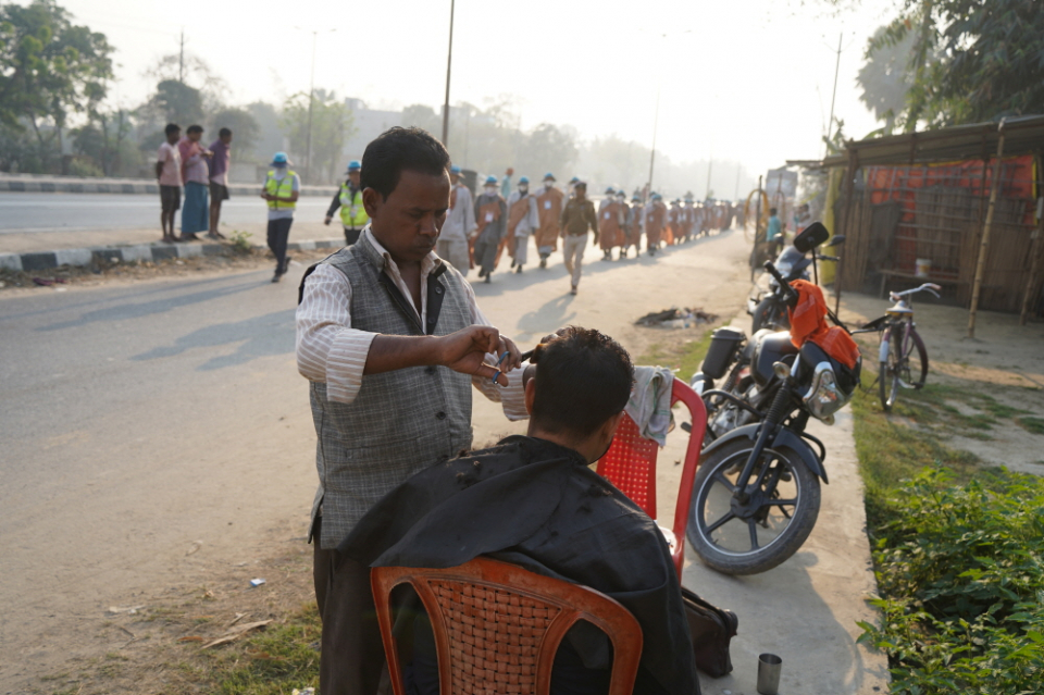 이발소를 지나는 순례단