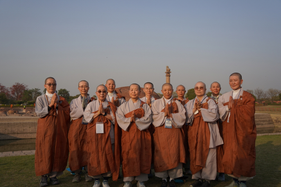 바이샬리 대림정사 터에 선 비구니 스님