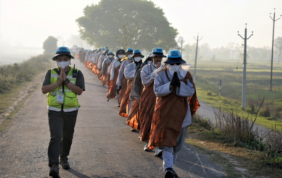 상월결사 인도순례 26일차를 맞이한 순례단은 열반성이 쿠시나가르로 향하고 있다. 합장하며 행선을 이어가고 있는 순례단.
