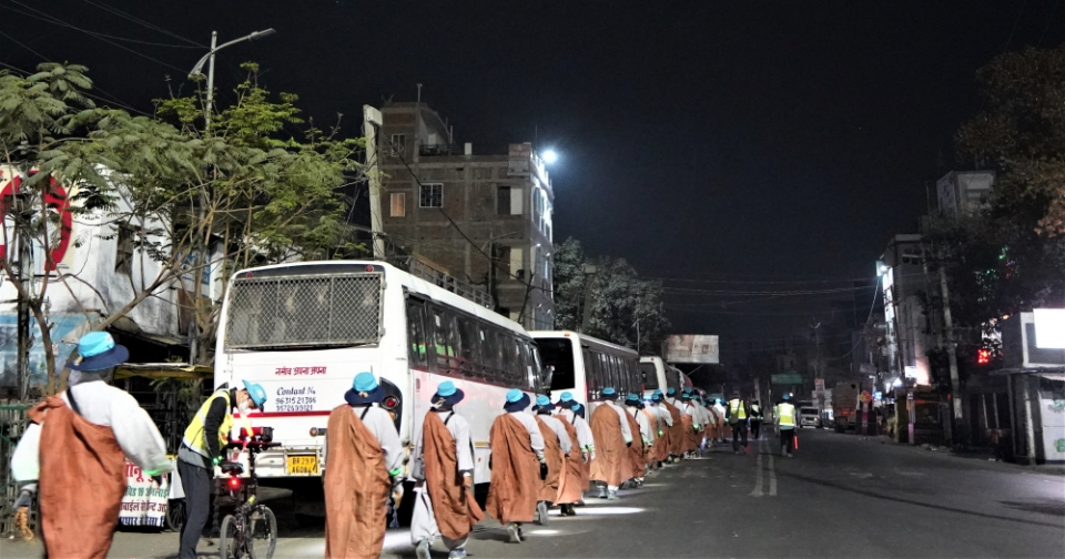 3월6일 고팔간즈 시내를 지나는 순례단.