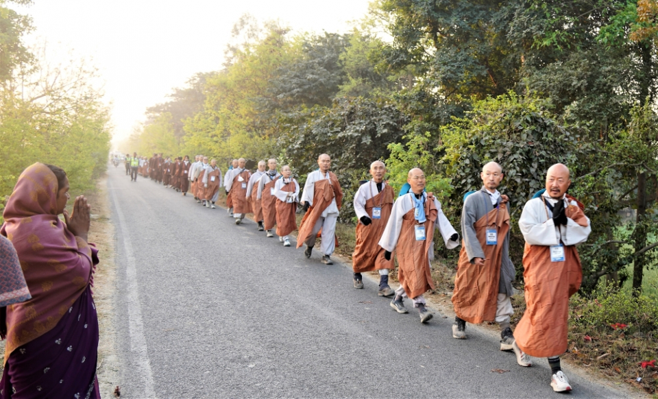 현지 주민과 합장으로 함께 인사하는 순례단.