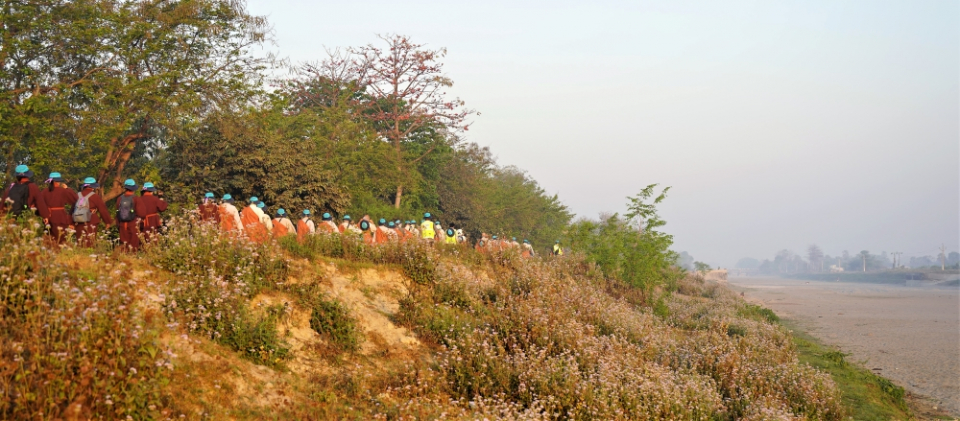 쿠시나가르로 가는 순례단, 길 옆으로 강이 흐른다.