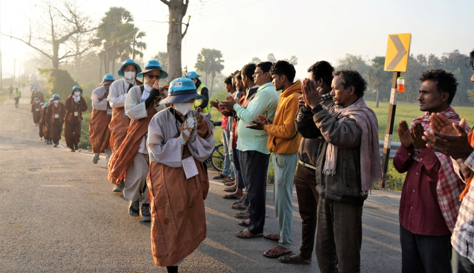 한국에서 온 순례단을 박수로 환영하는 현지 주민들.