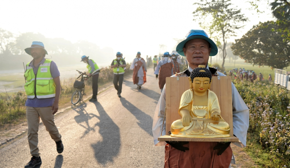 불상을 이운하는 순례 대중.