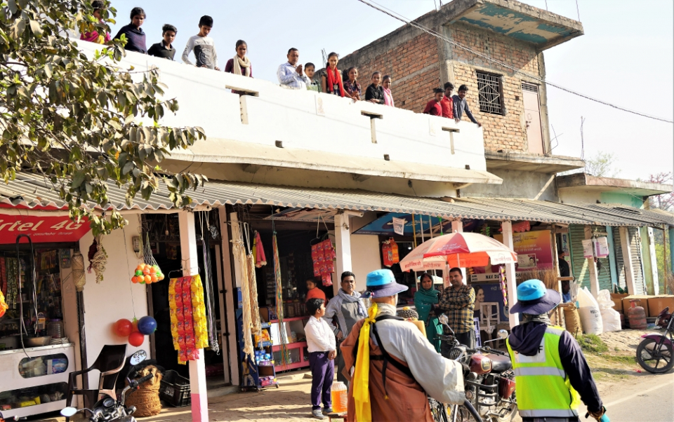마을길을 지나는 순례단을 호기심 반, 경외의 마음 반으로 바라보는 현지 주민들.