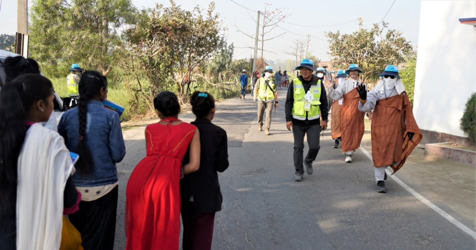 하굣길 학생들과 반가운 인사를 나누기도 했다.