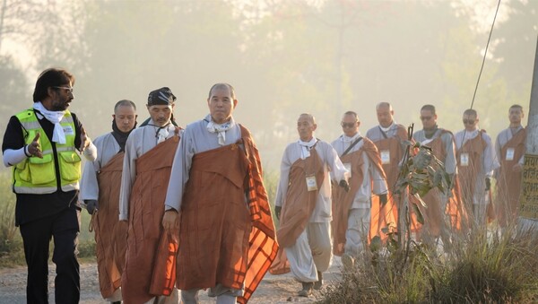 3월7일 27일차 행선을 하면서 현지 스태프로부터 지나는 마을에 대한 설명을 듣는 상월결사 회주 자승스님과 순례 대중.