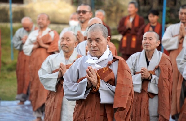 26일차 두바울리야 학교에 마련한 저녁 예불에서 합장한 회주 스님.