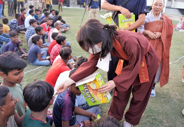 26일차, 현지 마을 아이들에게 간식을 선물하는 이태경 7조 조장.