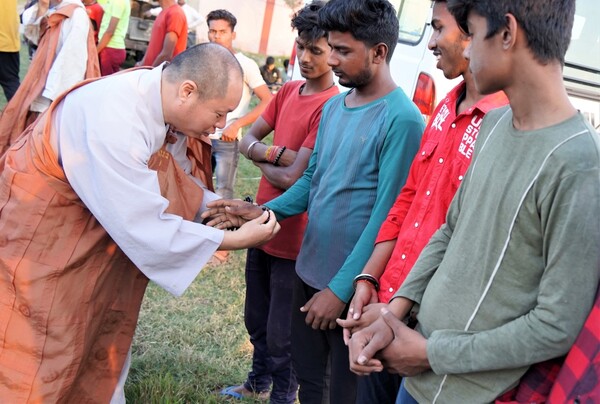 26일차, 현지 주민들에게 단주를 선물하는 3조 조장 법원스님.