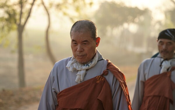 조용히 행선하는 회주 스님.