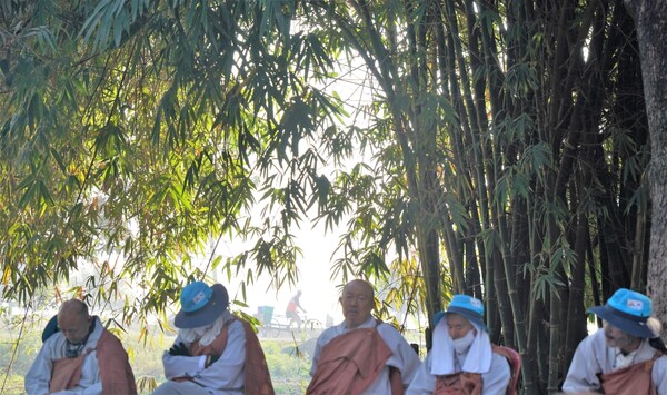 행선 중 잠시 휴식을 취하고 있는 순례 대중.
