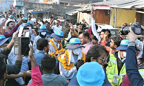 UP주의 열렬한 환호를 받은 인도순례 대중.