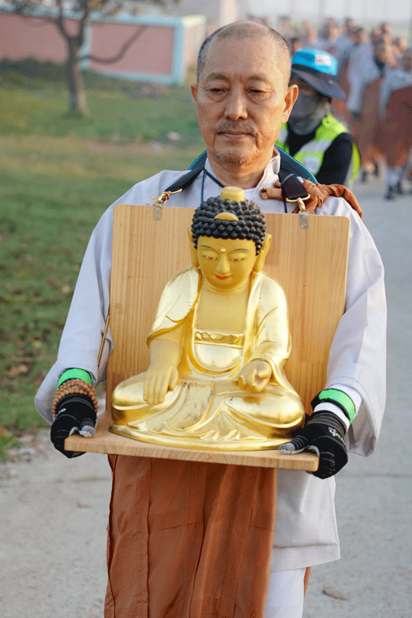 불상을 이운하는 제민스님.