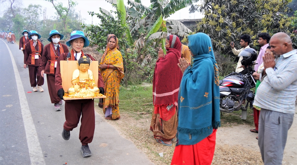 부처님에게 합장 인사하는 현지 주민들.