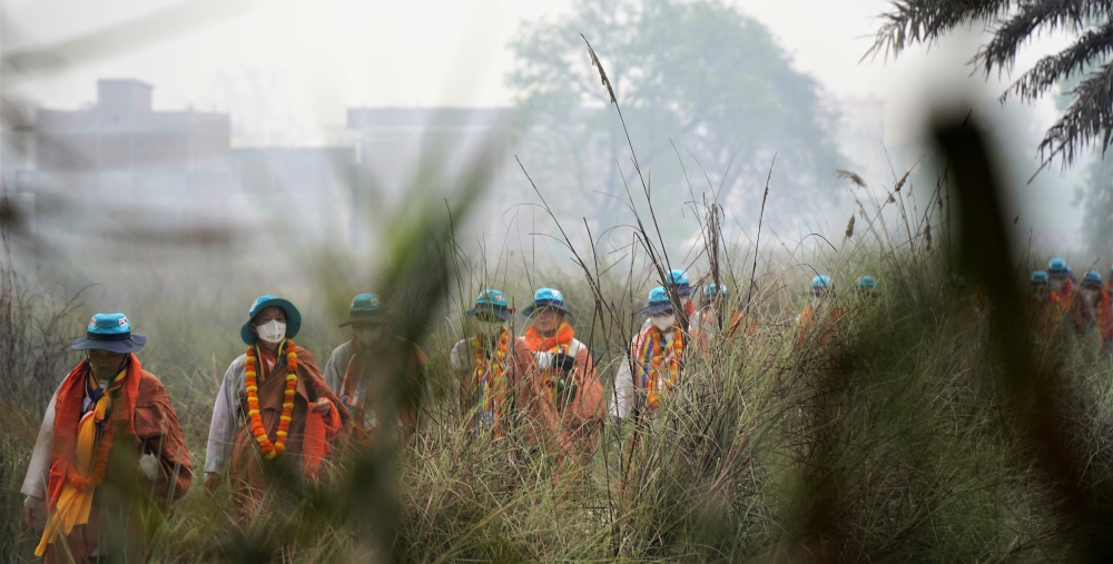 히란야바티 강변에 다가선 순례단.
