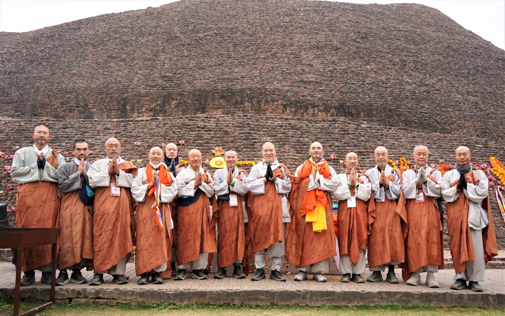 쿠시나가르 부처님 다비탑에서 회주 스님과 함께한 순례단 1조 대중.